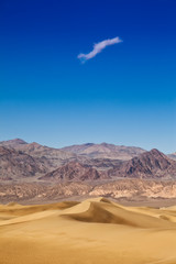 Naklejka premium sand dunes at death valley national park in nevada usa - stovepipe wells - mesquite flat dunes