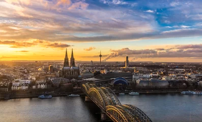 Sonnenuntergang über der Hohenzollernbrücke und dem Dom in Köln © Puravidaniel
