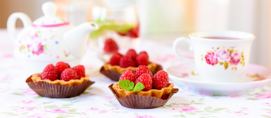 Cupcakes with raspberries
