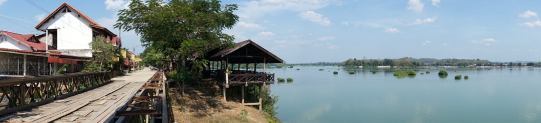 Fototapeta na wymiar Bridge and Mekong