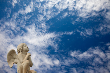 pri&egrave;re de l'ange au ciel bleu