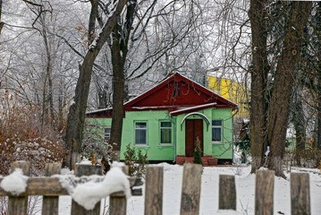 Зелёный домик с красной крышей