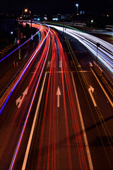 Fototapeta na wymiar 大きな道路を走る車の光跡