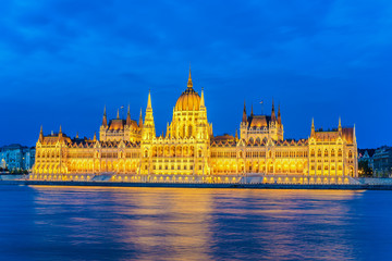 Fototapeta premium Hungarian Parliament and Budapest city skyline at night, Budapest, Hungary