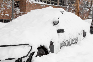 Obraz na płótnie Canvas Police car buried in the snow