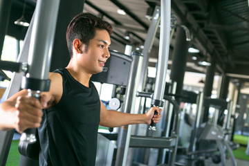 Fototapeta na wymiar Young man bodybuilder training in the gym: chest.