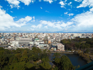 Obraz premium City park under blue sky with Downtown Skyline in the Background