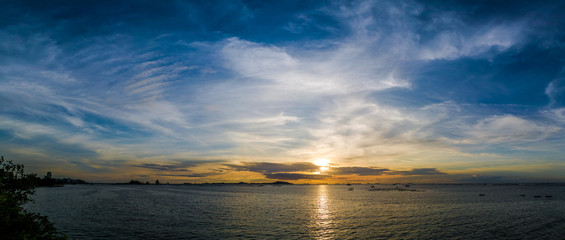 Fototapeta premium Panoramic view of sky and sea with Si Chang island background