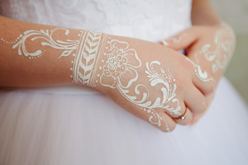 Белое мехенди на руках невесты