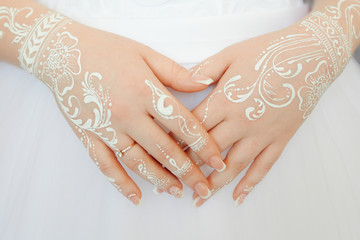 Белое мехенди на руках невесты