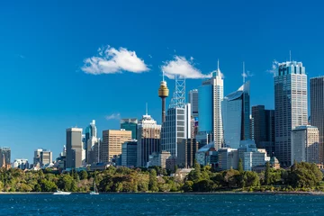 Foto auf Acrylglas Sydney Sydney skyline with Sydney Harbour and white yachts