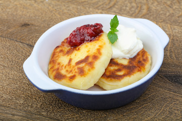 Cheese pancake with jam