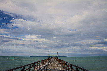 Naklejka premium Wood pier heading to the sea