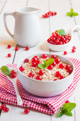 Oat flakes with fresh fruit