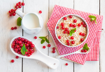 Oat flakes with fresh fruit