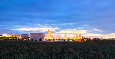 Obraz premium Oil refinery industry at sunset - factory - petrochemical plant