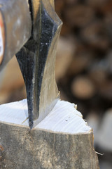 axt in holscheit ,unscharfer hintergrund