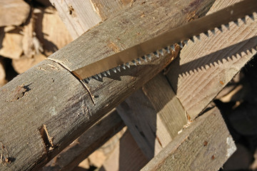 holzarbeit mit handsäge