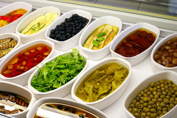 Vitrine und Schalen mit Antipasti Misto