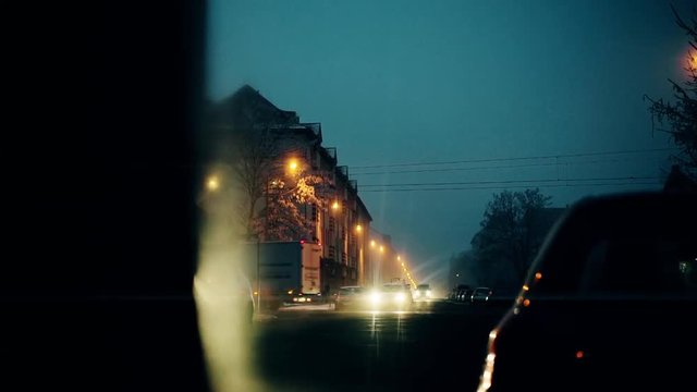 Autos auf Kreuzung am morgen