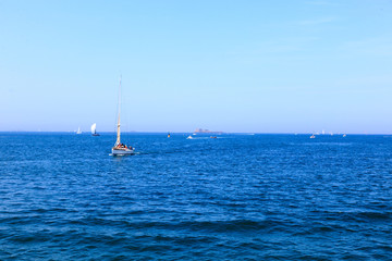 Fototapeta premium A beautiful day at the beach and at sea in St.Malo in France 