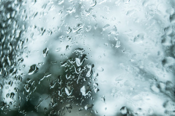détail gouttes de pluie sur une vitre