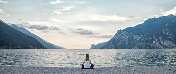 Rolgordijnen Vrouw aan het mediteren aan het meer © nickolya