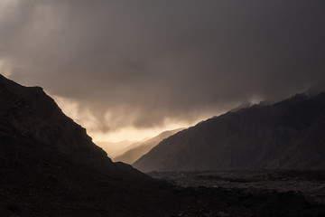 Obraz premium Beautiful sunset in mountains with fog and mountain silhouette