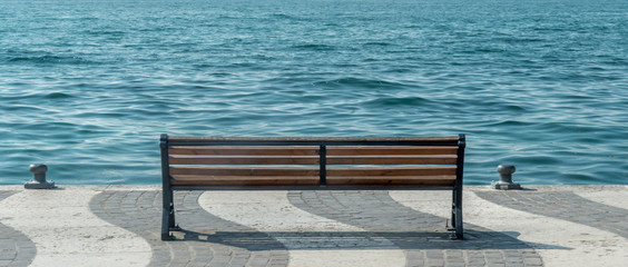 Obraz na płótnie Canvas shore of Lake Garda