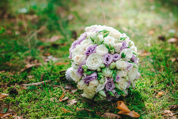 Obraz na płótnie Canvas wedding bouquet bride with purple flowers