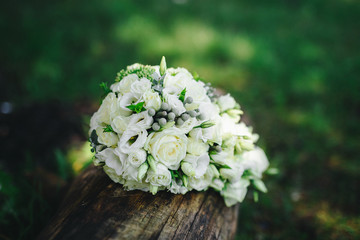 Obraz na płótnie Canvas wedding bouquet with white flowers
