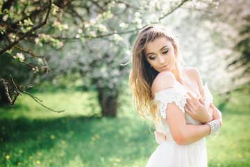 Naklejka premium portrait of a beautiful girl in the apple orchard