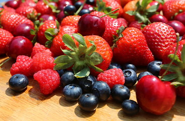 Obraz premium Berries: strawberries, blueberries, raspberries, cherries