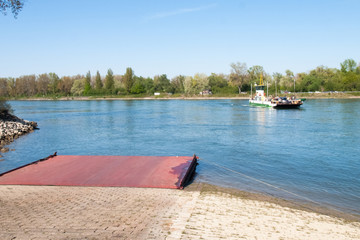 Ferry to transport vehicles and people
