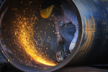 Surface preparation on pipe construction by hand grinding tool