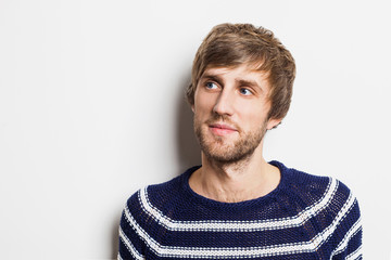 Obraz premium Handsome laughing young man looking away