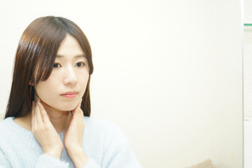 スキンケアをする若い日本人の女性