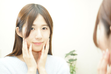 スキンケアをする若い日本人の女性