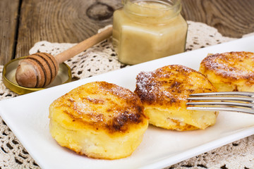 Cheese fritters with honey