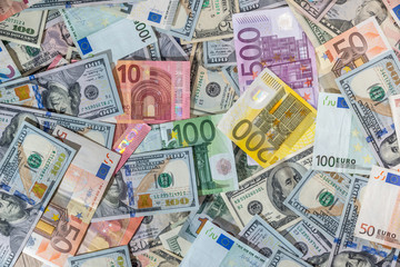 Fototapeta na wymiar купа двох провідних валют - долар США і євро банкноти.