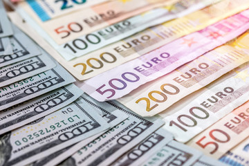 купа двох провідних валют - долар США і євро банкноти.