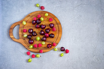 Placer different fresh berries on the board