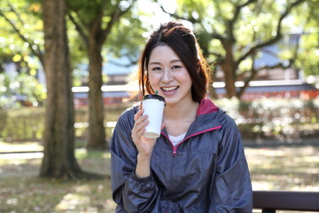 Fototapeta premium 公園でトレーニングしている女性
