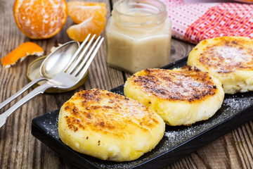 Hot sweet cheesecakes with tangerines and honey
