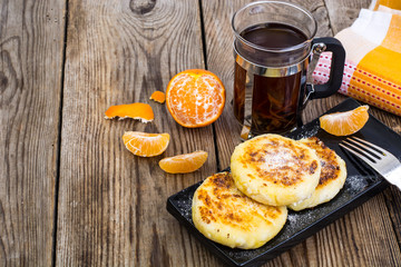 Hot sweet cheesecakes with tangerines and honey