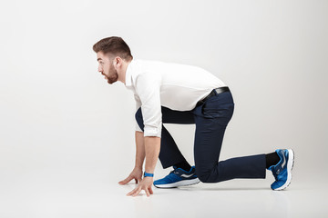 businessman with beard in white shirt on position of start ready