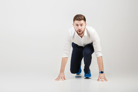 businessman with beard in white shirt on position of start ready