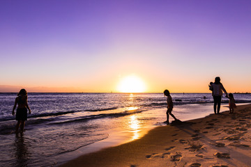 ワイキキビーチの夕日と人影