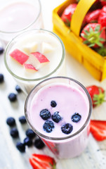 yogurt with berries