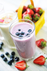 yogurt with berries